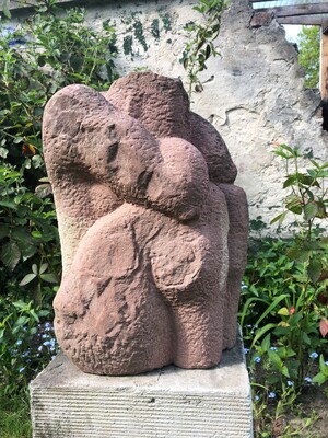 Hockend, Sandstein, 2019, 43x28x20cm